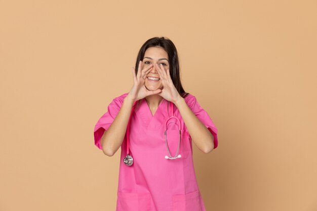 Giovane medico con un'uniforme rosa