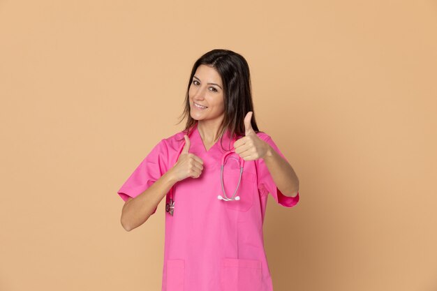 Giovane medico con un'uniforme rosa