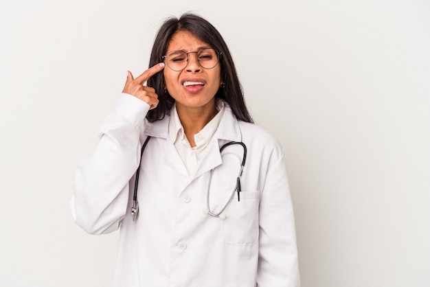 Giovane medico donna latina isolata su sfondo bianco che mostra un gesto di delusione con l'indice.