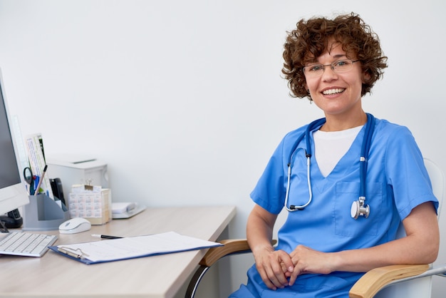 Giovane medico femminile allo scrittorio in ufficio