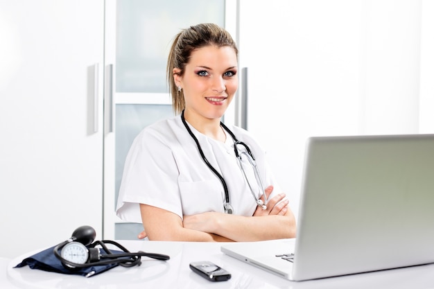 Giovane medico femminile in ospedale con il computer