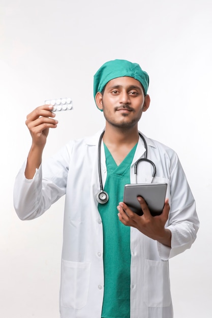 Giovane medico indiano che tiene in mano una striscia di medicina