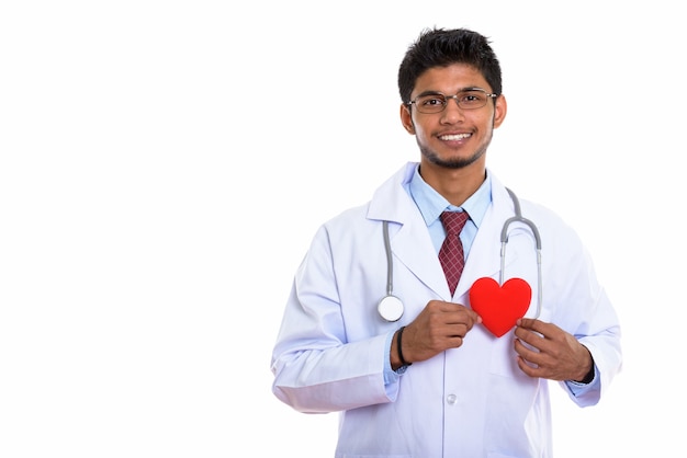 giovane medico indiano felice uomo sorridente mentre si tiene cuore rosso