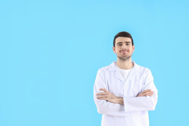 Giovane medico su sfondo blu, assistenza sanitaria e medicina