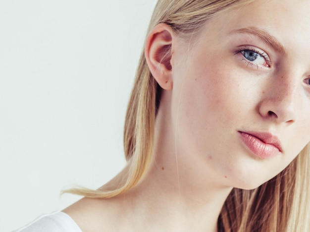 Giovane modella bionda capelli lunghi. Ragazza di bellezza con l'acconciatura riccia perfetta. Colpo dello studio.