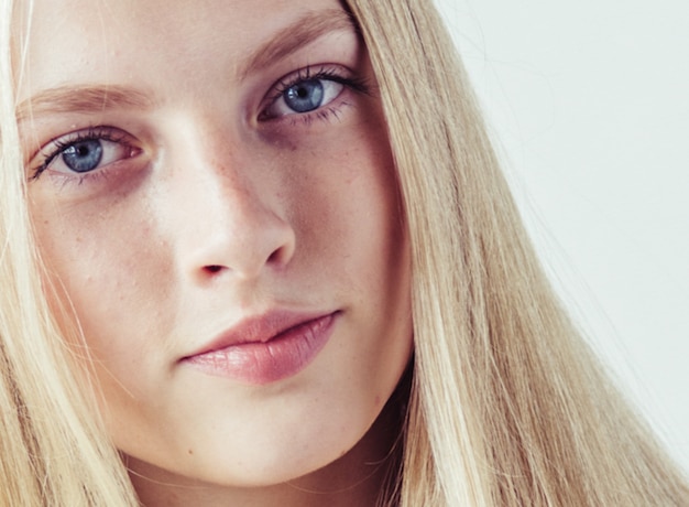 Giovane modella bionda capelli lunghi. Ragazza di bellezza con l'acconciatura riccia perfetta. Colpo dello studio.