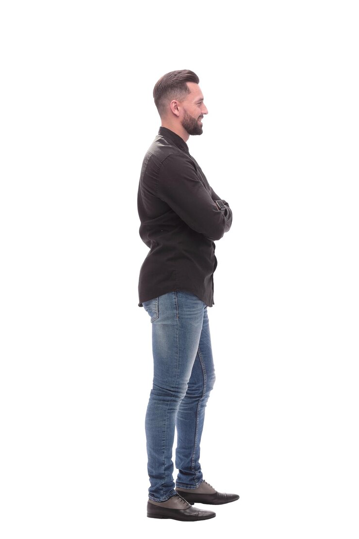 Foto giovane moderno di vista laterale in jeans