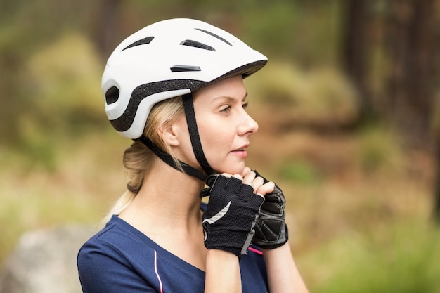 Giovane motociclista abbastanza felice che toglie casco