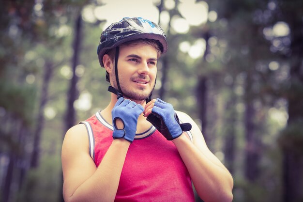 Giovane motociclista bello che osserva via