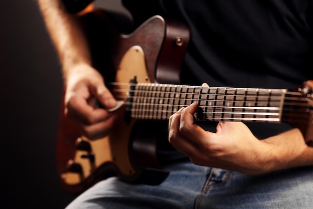 Giovane musicista che suona la chitarra elettrica da vicino