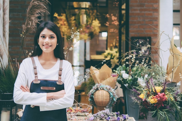 Giovane negozio del negozio di fiori del proprietario di affari sicuro.