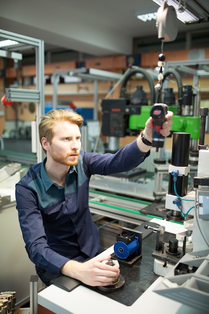 Giovane nel laboratorio di elettronica