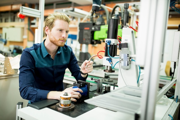 Giovane nel laboratorio di elettronica