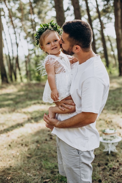 Giovane padre che tiene in braccio la sua bambina di un anno