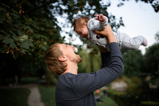 Giovane padre divertirsi con la sua piccola figlia nel parco