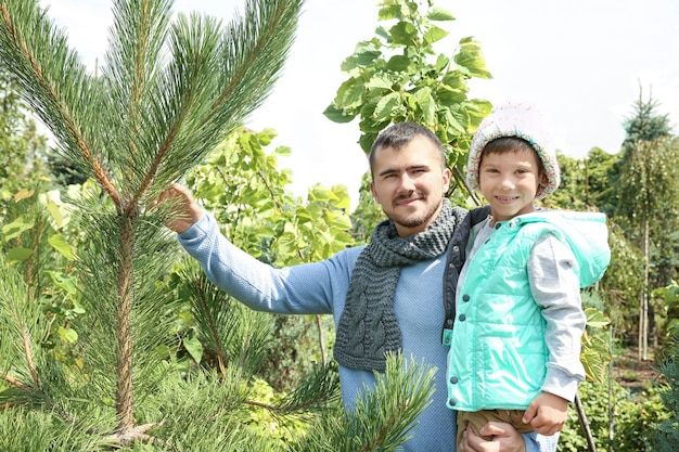 Giovane padre e figlio al mercatino dell'albero di Natale