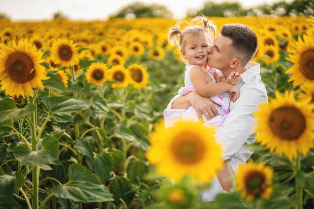 Giovane padre felice con la piccola figlia all'aperto