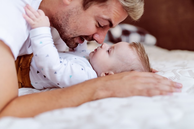 giovane papà caucasico coccole con suo figlio