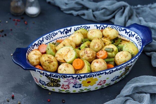 Giovane patata al forno con zucchine, carote e fagiolini