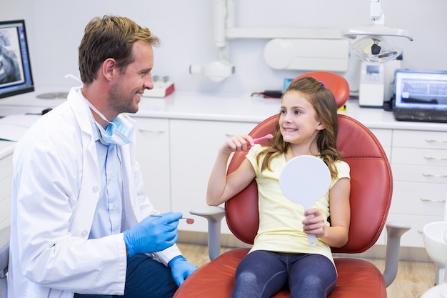 Giovane paziente che interagisce con il dentista in clinica odontoiatrica