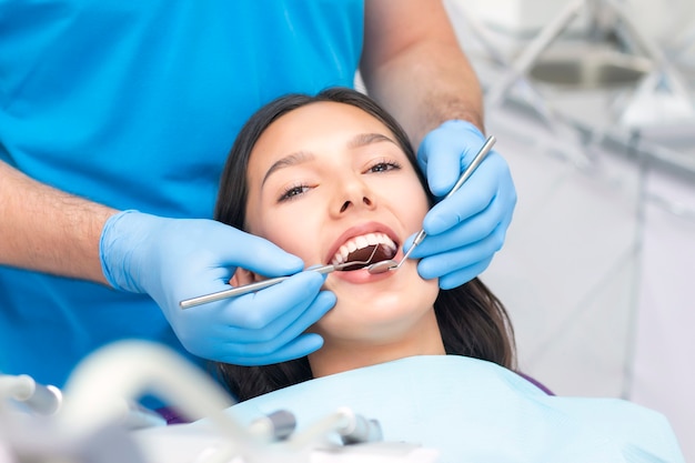 Giovane paziente femminile presso la clinica del dentista