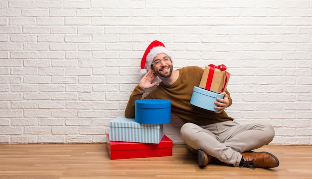 Giovane pazzo che celebra il Natale nella sua casa