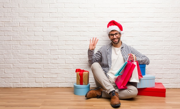 Giovane pazzo che celebra il Natale nella sua casa