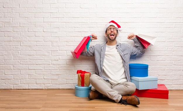 Giovane pazzo che celebra il Natale nella sua casa