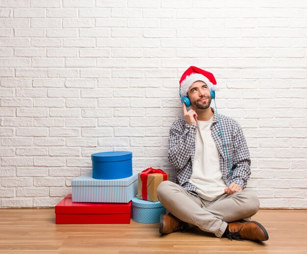 Giovane pazzo che celebra il Natale nella sua casa