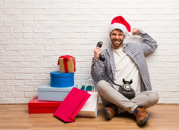 Giovane pazzo che celebra il Natale nella sua casa