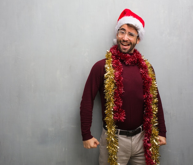 Giovane pazzo che celebra natale