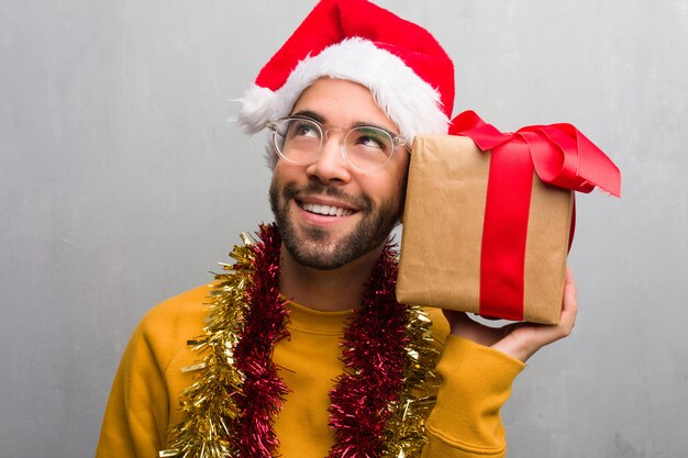 Giovane pazzo che celebra natale