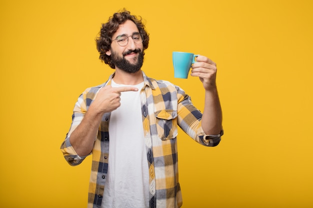 Giovane pazzo pazzo pazzo posa con un caffè.