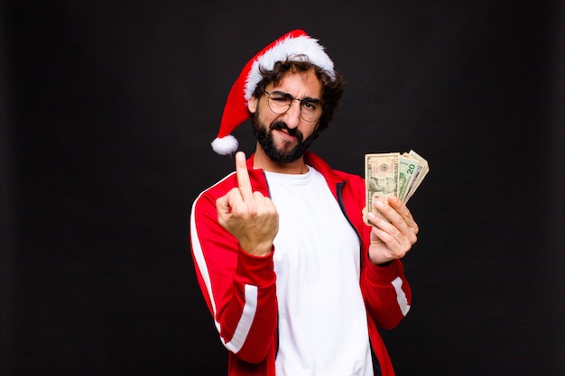 Giovane pazzo uomo barbuto con cappello santa. Concetto di natale