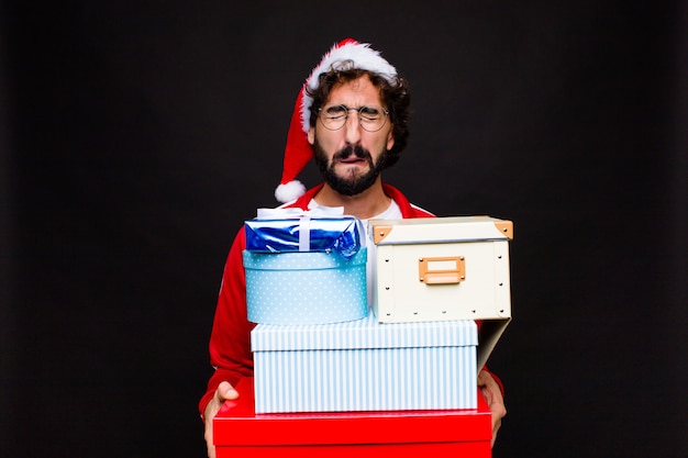 Giovane pazzo uomo barbuto con cappello santa. Concetto di natale