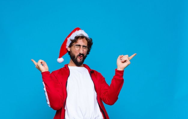 Giovane pazzo uomo barbuto con cappello santa. Concetto di natale