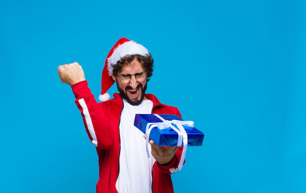 Giovane pazzo uomo barbuto con cappello santa. Concetto di natale