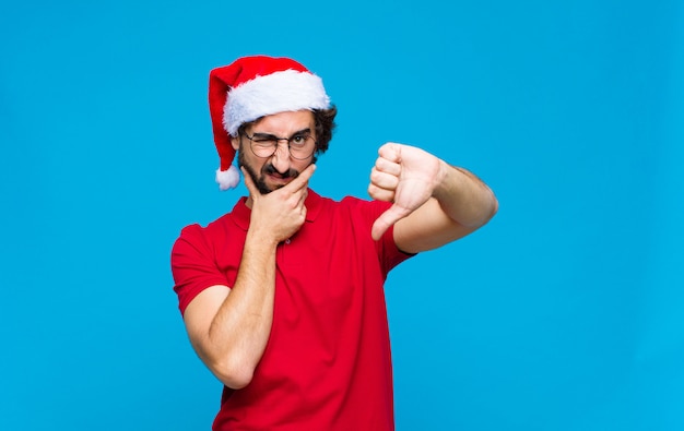 Giovane pazzo uomo barbuto con cappello santa. Concetto di natale