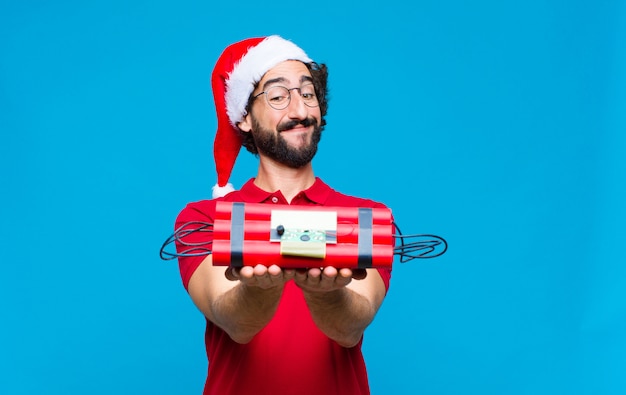 Giovane pazzo uomo barbuto con cappello santa. Concetto di natale