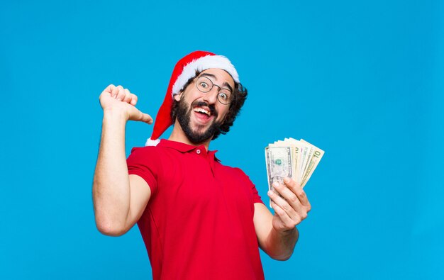 Giovane pazzo uomo barbuto con cappello santa. Concetto di natale