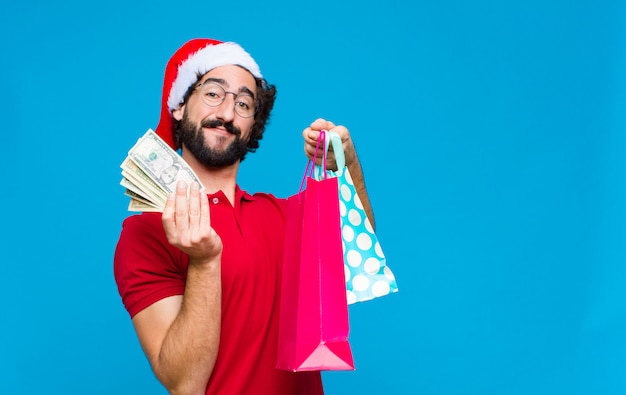 Giovane pazzo uomo barbuto con cappello santa. Concetto di natale