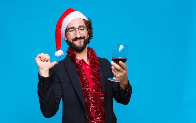 Giovane pazzo uomo barbuto con cappello santa. Concetto di natale