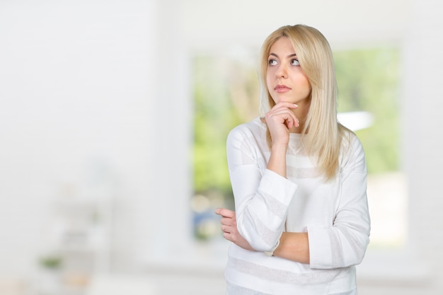 Giovane pensiero isolato della donna di affari