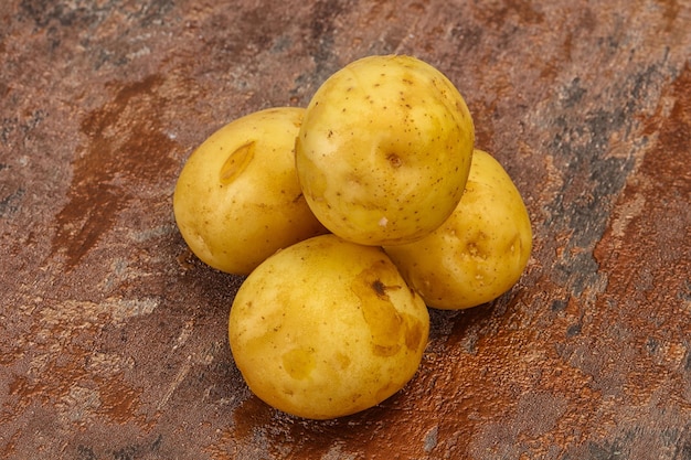 Giovane piccolo mucchio di patate di stagione