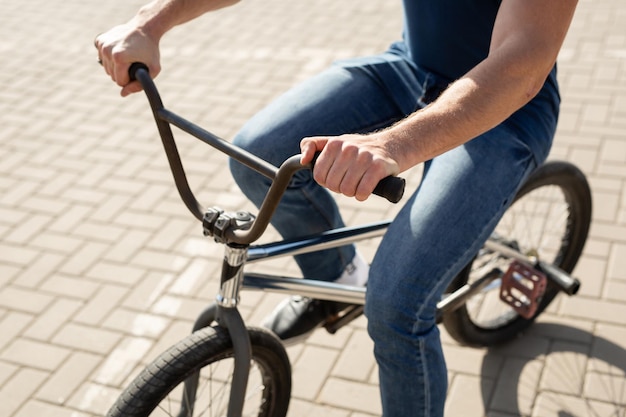 Giovane pilota di bmx urbano in città