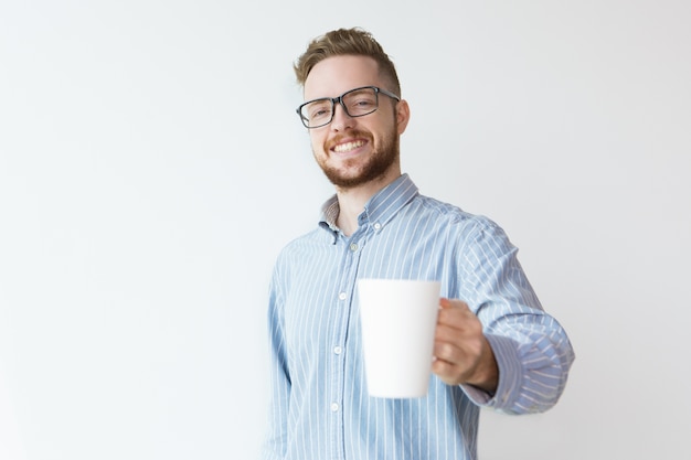 Giovane positivo che offre caffè a Collegue