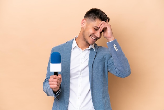 Giovane presentatore televisivo caucasico uomo isolato su sfondo bianco ridendo