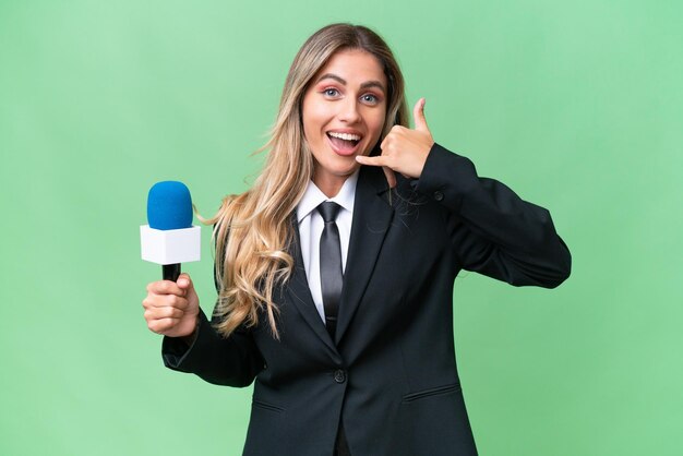 Giovane presentatore televisivo piuttosto uruguaiano su sfondo isolato che fa il gesto del telefono Call me back sign