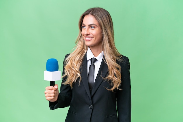 Giovane presentatore televisivo piuttosto uruguaiano su sfondo isolato guardando lato