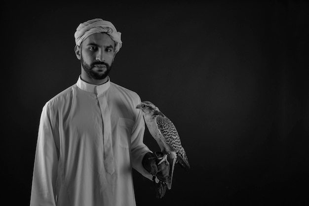 Giovane principe arabo che tiene un uccello da preda.